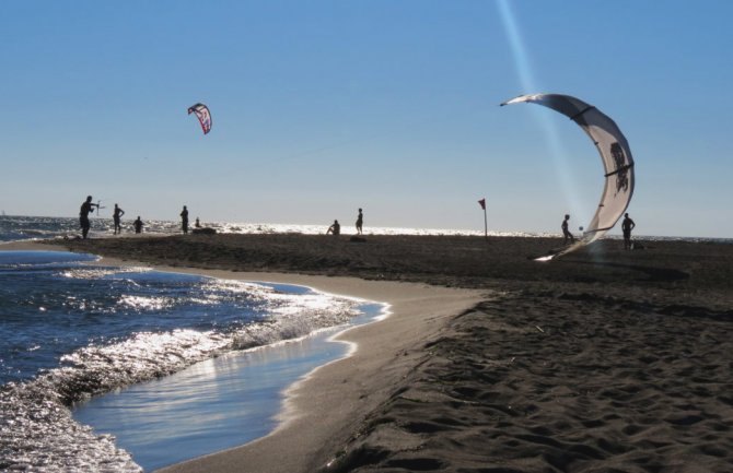 Vojska Crne Gore angažovana je na Adi Bojani kako bi spriječila eroziju plaže