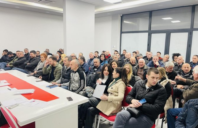 Na opštinskom odboru Glavnog grada Aleksa Bečić je dobio jednoglasnu podršku da bude kandidat Demokrata na predstojećim predsjedničkim izborima