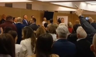 Đukanović i DPS na lažnu dojavu o bombi „odgovorili“ pjevajući himnu; Vuković: „Za Crnu Goru! Vazda“