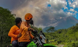 Sela prekrivena pepelom poslije erupcije vulkana Merapi