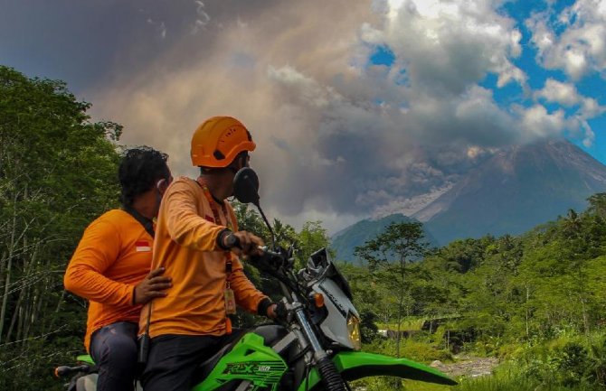 Sela prekrivena pepelom poslije erupcije vulkana Merapi