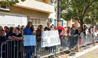 Protest roditelja, đaka i zaposlenih OŠ 