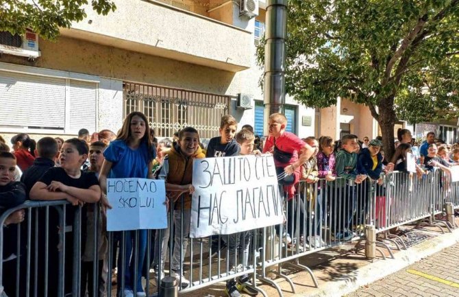 Protest roditelja, đaka i zaposlenih OŠ 