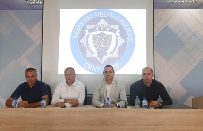 Policajci od Abazovića traže da ih zaštiti od Adžića