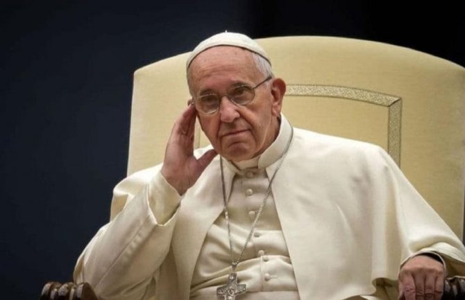 Papa Franja ima upalu pluća
