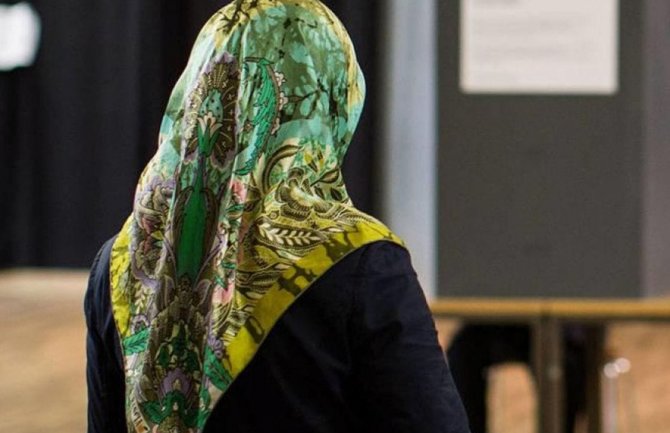 Dvije Iranke uhapšene jer nisu pokrile kosu