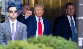 Tramp krenuo ka sudnici, izjasniće se o optužnici