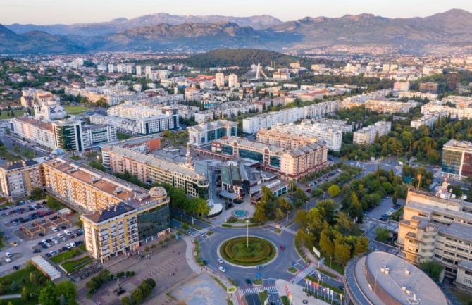 DF-u tri gradska preduzeća, Demokratama i URA po dva