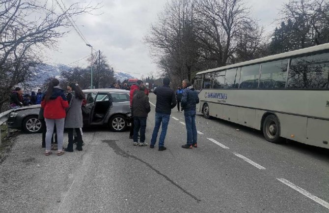 Udes autobusa i dva vozila, nema teže povrijeđenih