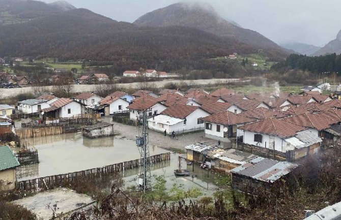 Porodice ugrožene u poplavama u novembru 2022. dobile pomoć