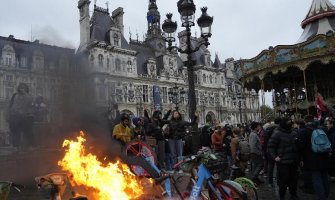 Makron se sjutra obraća građanima, sindikati najavljuju još masovnije proteste