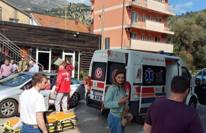 Saobraćajna nezgoda na Mainskom putu u Budvi, jedna osoba lakše povrijeđena