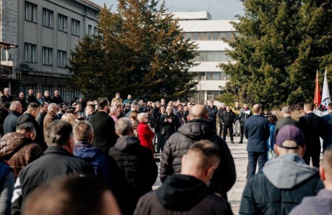 Željezarcima ugovori na neodređeno, prosječna plata 700 eura