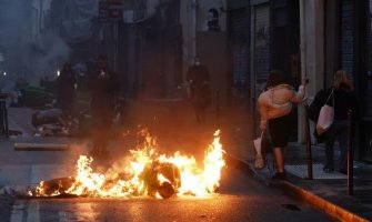  Dramatične scene iz Pariza: Privedeno 180 ljudi, demonstranti zapalili policajca