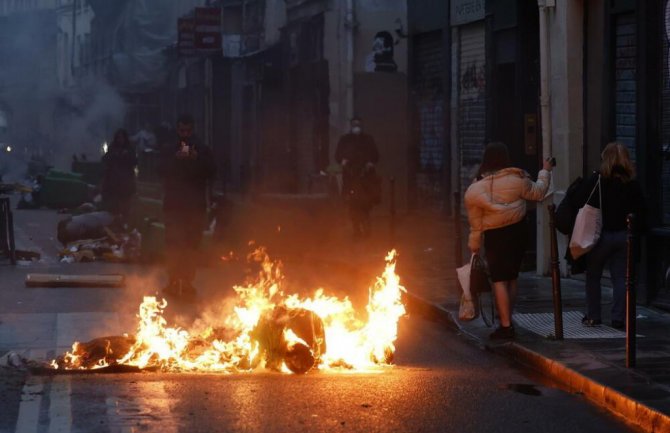  Dramatične scene iz Pariza: Privedeno 180 ljudi, demonstranti zapalili policajca