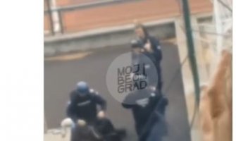 Procurio snimak hapšenja dječaka u Beogradu: Osmorica policajaca ga opkolila, dvojica razoružala