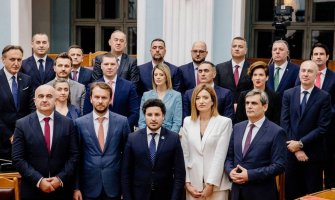 Godina rada Vlade: Prvo pala, pa ostajala bez ministara, a danas uopšte nije jasno ni ko je više podržava