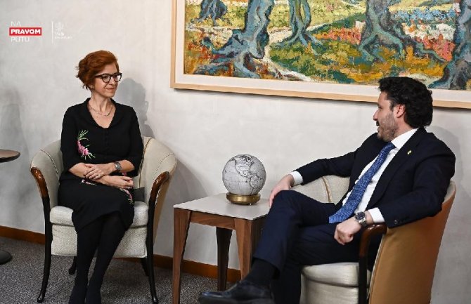 Abazović primio u oproštajnu posjetu Gašparikovu