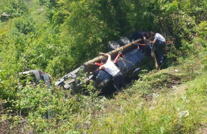 Kombi sletio sa puta u Mrkojevićima