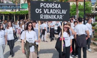 Budvanski srednjoškolci organizovali protesnu šetnju kao znak podrške učenicima OŠ „Vladislav Ribnikar”