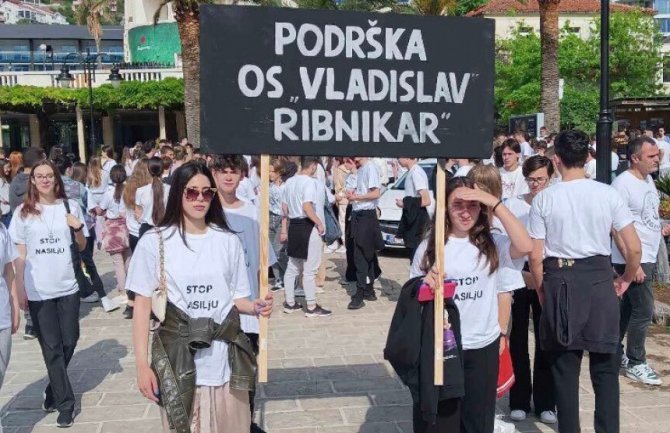 Budvanski srednjoškolci organizovali protesnu šetnju kao znak podrške učenicima OŠ „Vladislav Ribnikar”