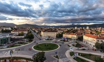 DPS Nikšić: Zahvaljujući lokalnoj vlasti, grad Dan nezavisnosti dočekuje bez istaknutih zastava, bez ukrašenih trgova i ulica