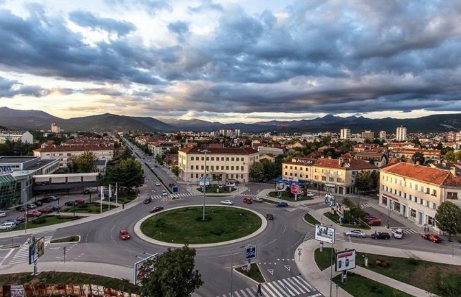 DPS Nikšić: Zahvaljujući lokalnoj vlasti, grad Dan nezavisnosti dočekuje bez istaknutih zastava, bez ukrašenih trgova i ulica