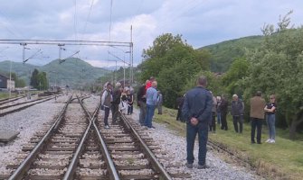 Protestovali zbog postavljanje ograde pored pruge