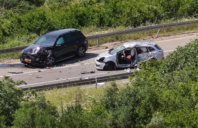 Saobraćajna nesreća u mjestu Kokoti: Pričinjena velika materijalna šteta, ima povrijeđenih