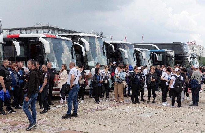 Miting SNS-a večeras u Beogradu, stigli autobusi