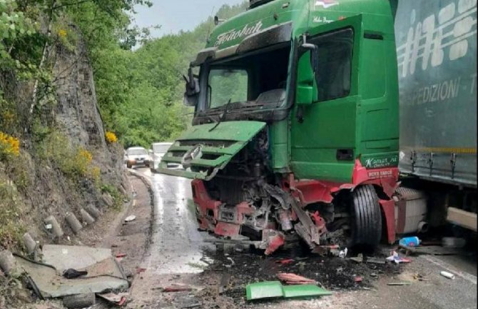 Nezgoda kod Slijepač mosta, saobraćaj obustavljen