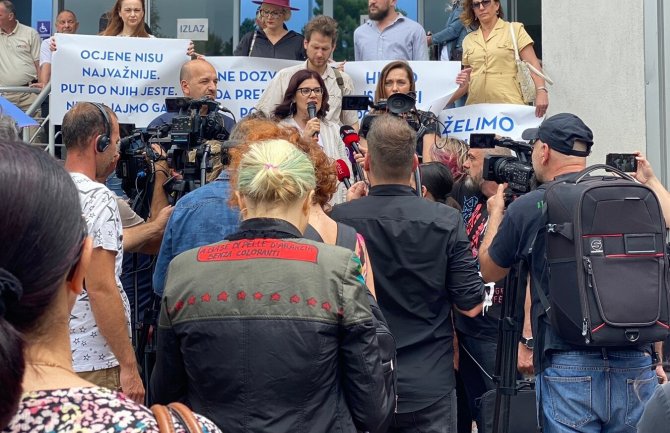 ”Ocjene nisu važne put do njih jeste”: Protest ispred ministarstva prosvete zbog ocjenjivanja maturskog ispita