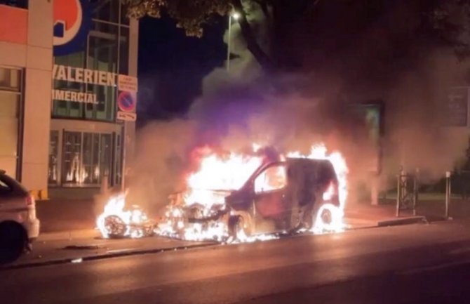 Neredi u Francuskoj: Policajac ubio mladića, izbili neredi u predgrađu Pariza
