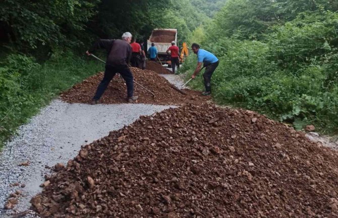 Mještani sanirali sedam kilometara puta u Bijelom Polju