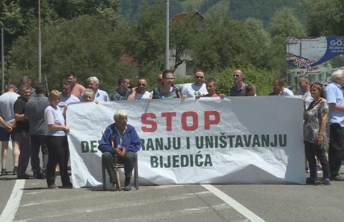 Mještani sela Bijedići blokirali magistralu