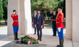 Milatović položio vijenac na spomenik Partizanu borcu