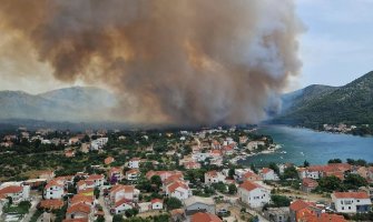 Požar u Dalmaciji, gašenje otežava vjetar