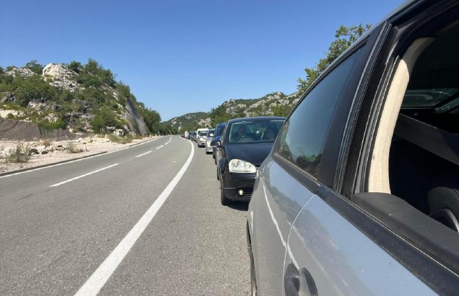 Saobraćajna nesreća na putu Cetinje - Podgorica, jedna osoba teže više njih lakše povrijeđeno