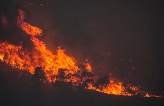 Požari i dalje bukte, saobraćaj u ugroženim djelovima u prekidu