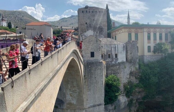 Skok sa Starog mosta u Mostaru zamalo se završio tragično