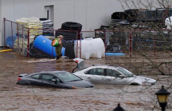 Četiri osobe nestale nakon velikih poplava u Kanadi