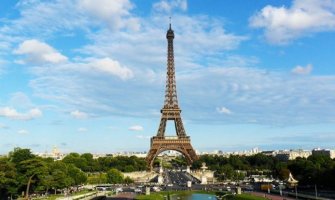 Užas u Parizu: Pet muškaraca silovalo turistkinju kod Ajfelovog tornja