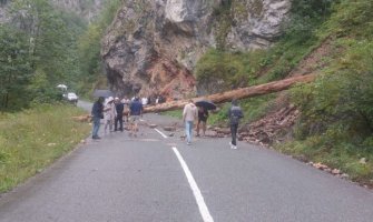 Policija o gužvama u saobraćaju: Apelujemo na sve učesnike u saobraćaju da se pridržavaju propisa