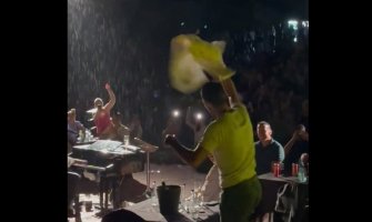 Novak i Jelena Đoković na koncertu Vlada Georgieva u Herceg Novom: Slavni teniser uprkos kiši uživao na koncertu sa svojom suprugom