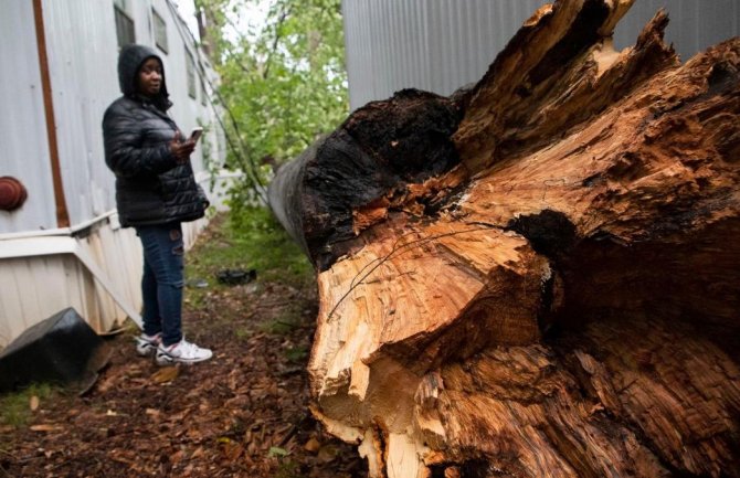 U olujama na istoku SAD dvije osobe poginule