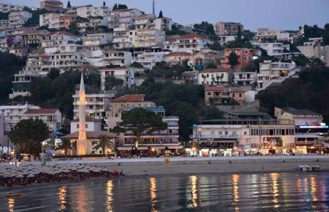 Ulcinj: U lokalima na Maloj plaži psovali Srbe, slavili veliku Albaniju i UČK