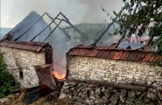 U požaru u nikšićkom selu uništena štala, stadalo pet koza, sijeno, dio poljoprivredne mehanizacije...