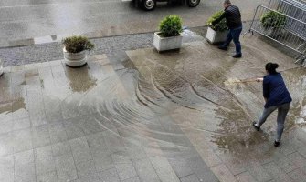 Problemi zbog kiše u Bijelom Polju: Zbog kiše, do lokala mogu samo u ribarskim čizmama