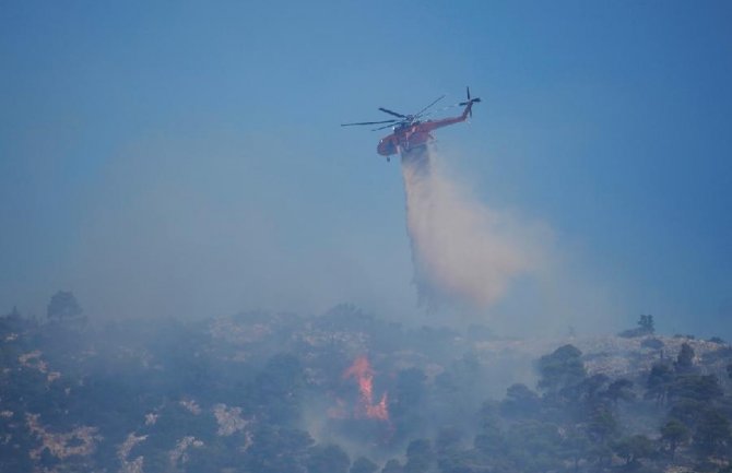 Požari i dalje bukte, nešto bolje kod Atine