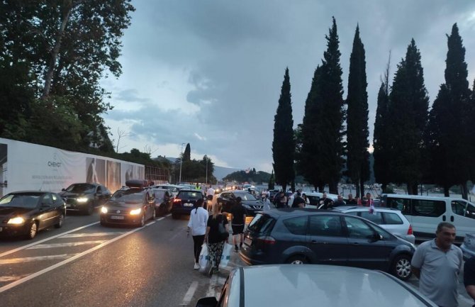 Auto-kolone u više opština, završena blokada na trajektnom prelazu